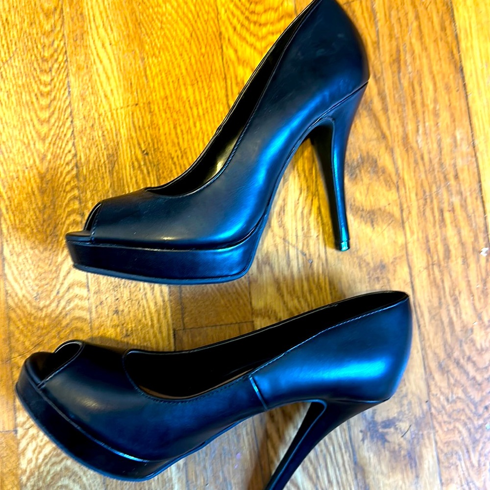 Black patent leather peep toe shoes ! 3 half inch. Worn once !